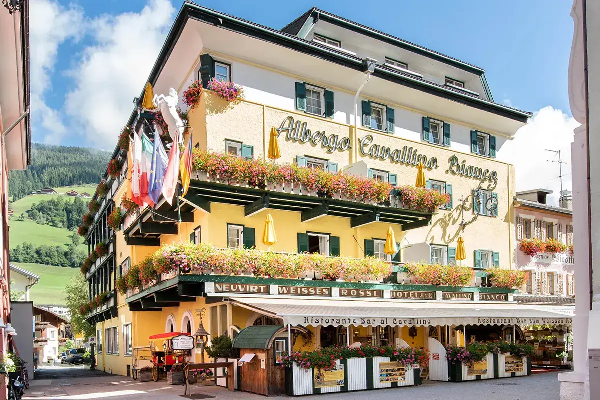 Il Cavallino Bianco di San Candido Personale no-mask e assembramenti. Il Cavallino Bianco deve chiudere 10 giorni